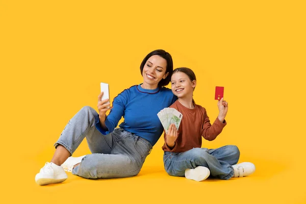 Concepto Compras Línea Madre Feliz Hija Pequeña Usando Smartphone Tarjeta —  Fotos de Stock
