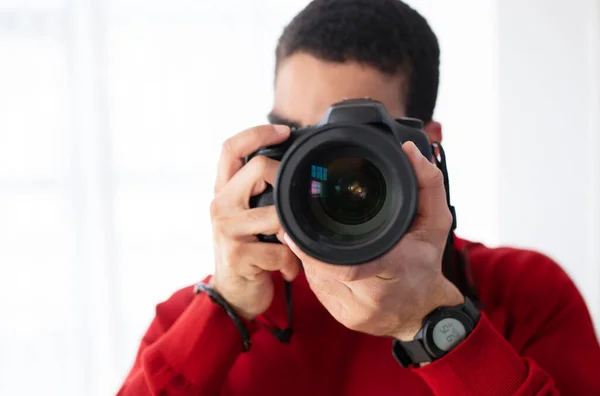 Zbliżenie Portret Brunetka Młody Człowiek Czerwonym Swetrze Fotograf Robi Zdjęcia — Zdjęcie stockowe