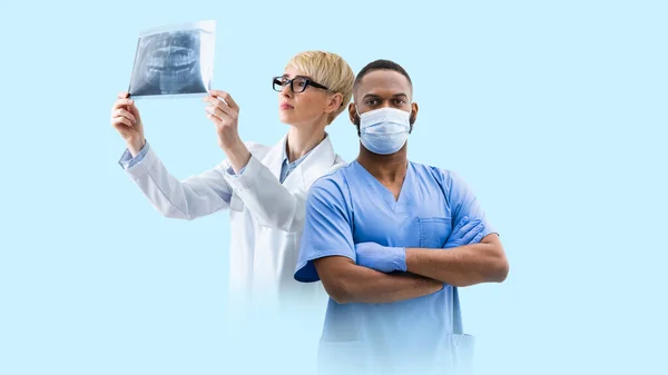 Medizinische Werbung Schwarzer Arzt Mit Maske Und Zahnärztin Mit Zähnen — Stockfoto