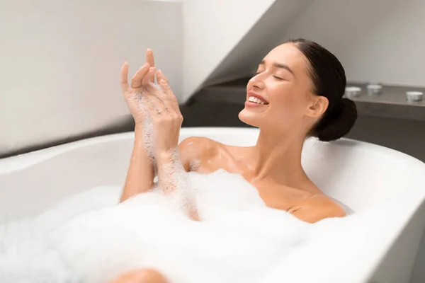Feliz Hembra Tomando Baño Relajante Acostado Con Los Ojos Cerrados —  Fotos de Stock
