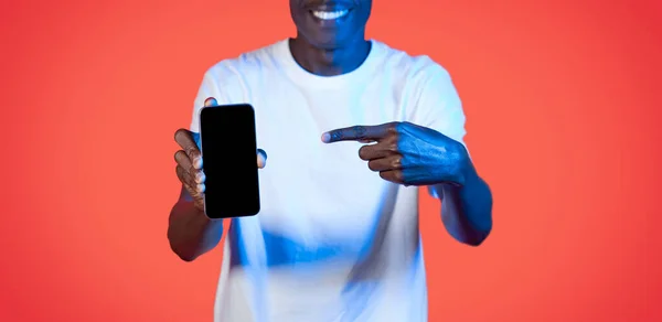 Smartphone Moderne Avec Écran Noir Vide Dans Main Homme Afro — Photo