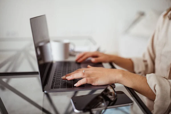 Kvinner Som Skriver Laptop Med Blank Skjerm Chatter Ved Bordet – stockfoto