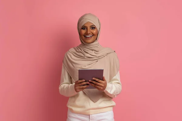 在工作室里 手拿着数码记事板 微笑着年轻的穆斯林妇女 带着漂亮的伊斯兰女性头巾 用现代的小工具工作或教育 复印空间 — 图库照片