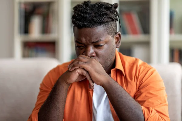 Szoros Feldúlt Fiatal Afro Amerikai Kövér Srác Alkalmi Ruhában Otthon — Stock Fotó
