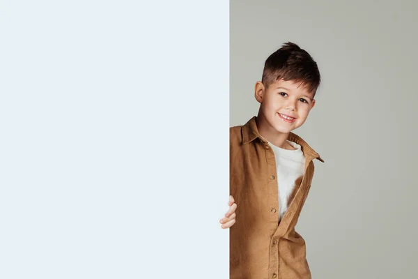 Χαμογελαστό Μικρό Ευρωπαϊκό Αγόρι Πανό Ελεύθερο Χώρο Για Κείμενο Διαφήμιση — Φωτογραφία Αρχείου