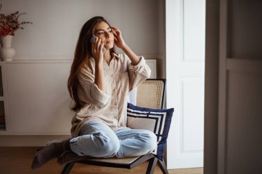 Bin yıllık ciddi melez bir ırk kadını telefonla arıyor, konuşuyor, sandalyeye oturuyor, odanın içindeki boşluğa bakıyor. Dedikodu, uzaktan iletişim, evde kötü haber.