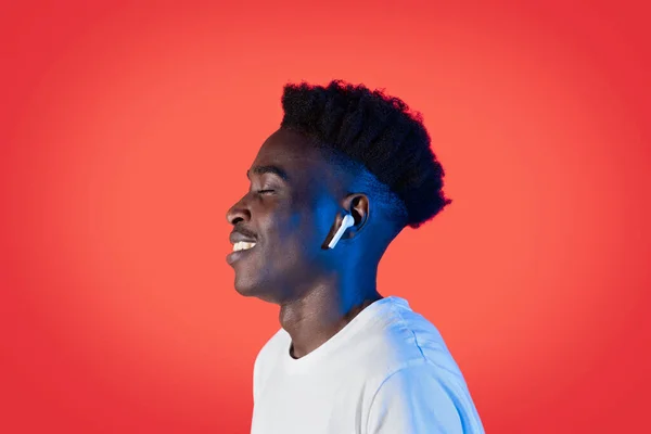 Happy Young Black Guy White Shirt Listening Music Closed Eyes — Stock Photo, Image