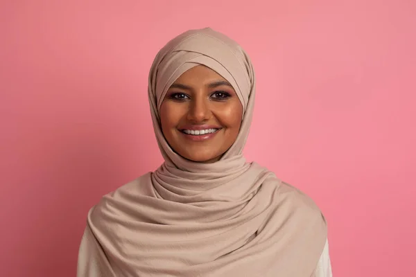 ピンクスタジオの上にポーズをとるヒジャブの美しい若いイスラム教徒の女性の肖像背景 スカーフ笑顔でカメラを見ている幸せな魅力的な中東の女性 コピースペース — ストック写真