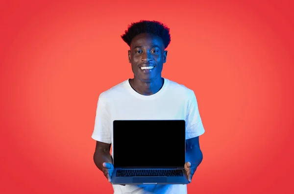 Pozytywny Przystojny Młody Czarny Mężczyzna Pokazujący Nowoczesny Laptop Czarnym Pustym — Zdjęcie stockowe