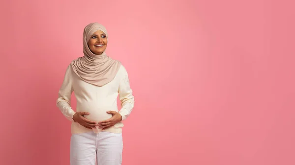 Smiling Pregnant Muslim Lady Hijab Touching Belly Looking Aside Copy — Stok Foto