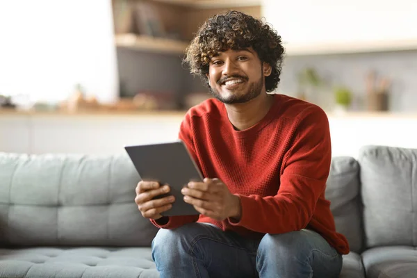 Happy Young Indian Guy Χαλαρωτικό Ψηφιακό Tablet Στο Σπίτι Όμορφος — Φωτογραφία Αρχείου