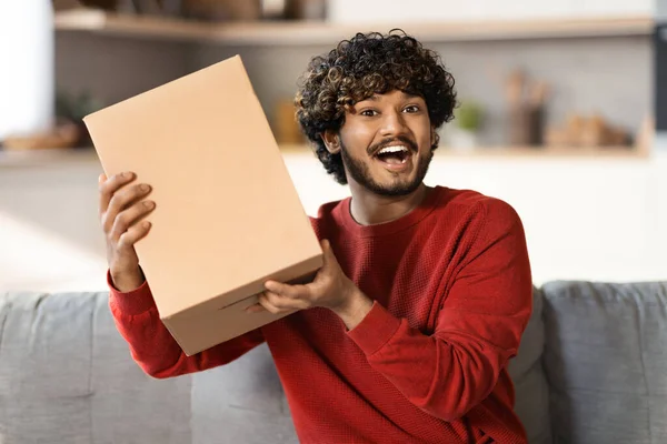 Αντίληψη Παράδοσης Ενθουσιασμένος Νεαρός Ινδός Κρατώντας Μεγάλο Χαρτονένιο Κουτί Στο — Φωτογραφία Αρχείου