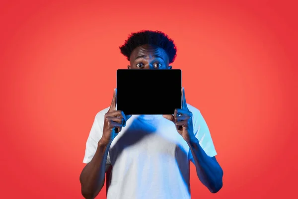 Felismerhetetlen Fekete Férfi Borító Arc Digitális Tabletta Üres Képernyő Mockup — Stock Fotó