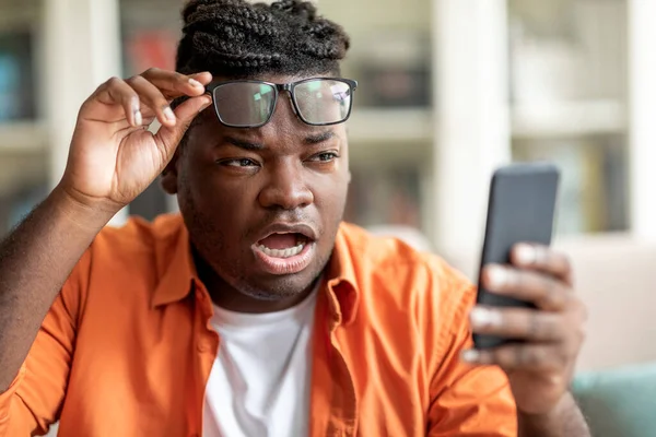 Shocked Young Chubby Black Man Receive Message Cellphone African American — Stock Photo, Image