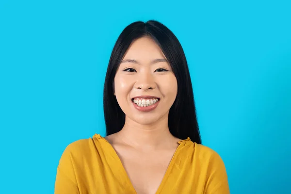 Uzun Saçlı Asyalı Güzel Bir Kadının Portresi Diş Telleri Takan — Stok fotoğraf