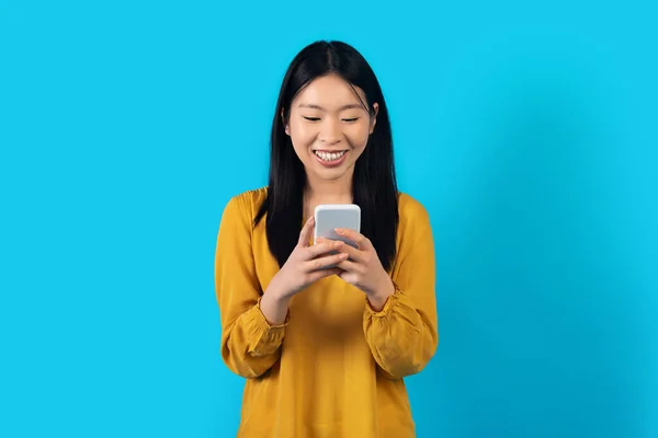 Modern Akıllı Telefon Kullanan Mavi Stüdyo Geçmişinde Gülümseyen Sevgilisiyle Sohbet — Stok fotoğraf
