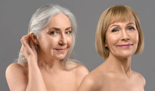优雅的老龄化概念 两名高年级女子半裸着身子在灰色工作室背景下的美丽肖像 性感裸体的成熟女人笑着看着镜头拼凑在一起 — 图库照片