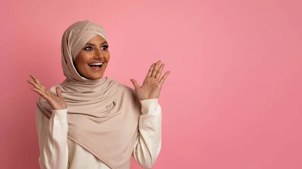 Niesamowita Oferta Młoda Muzułmanka Hidżabie Patrząca Przestrzeń Wykrzykująca Podnieceniem Zaskoczona — Zdjęcie stockowe