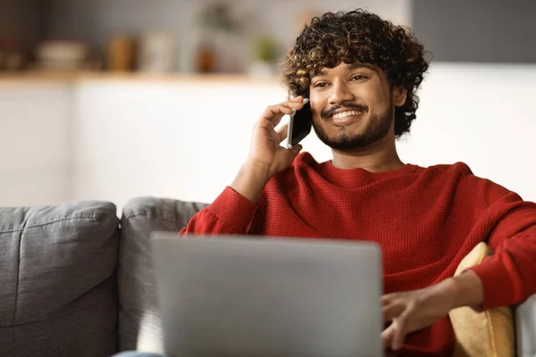 Fiatal Indiai Férfi Freelancer Laptopot Használ Mobilon Beszél Otthon Mosolygós — Stock Fotó