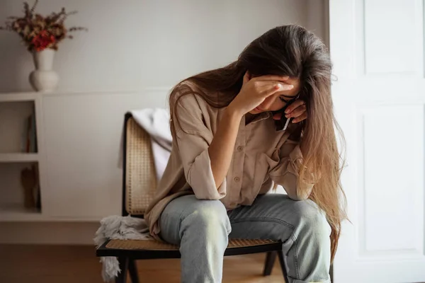 Verzweifelte Traurige Millennial Mischlingshündin Telefoniert Spricht Sitzt Auf Einem Stuhl — Stockfoto