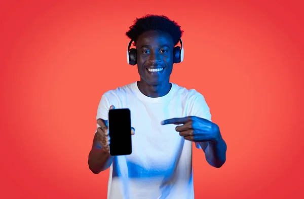 Uśmiechnięty Pogodny Młody Afrykański Amerykański Facet Białej Koszulce Słuchawkami Bezprzewodowymi — Zdjęcie stockowe