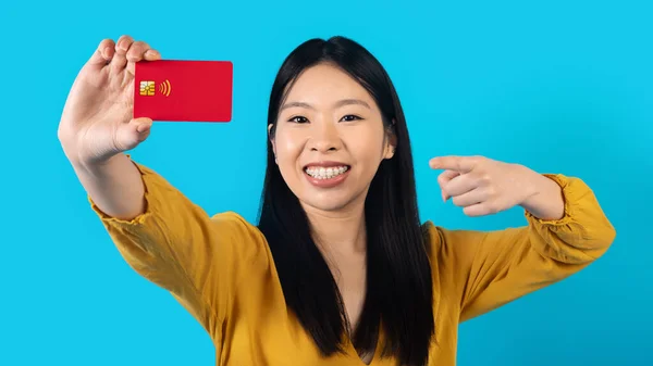 Szczęśliwy Całkiem Milenijna Azjatycka Kobieta Aparatem Zębach Casual Pokazując Czerwoną — Zdjęcie stockowe
