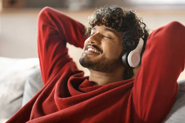 Sorrindo Jovem Indiano Ouvindo Música Fones Ouvido Sem Fio Casa — Fotografia de Stock