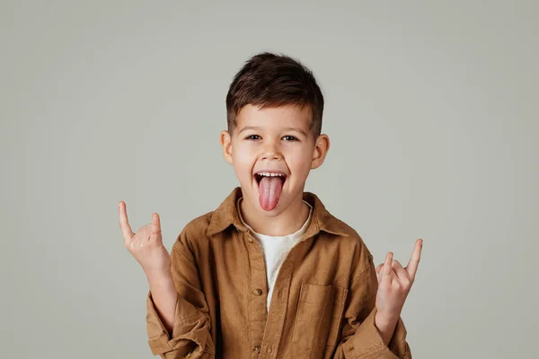 Menino Europeu Feliz Mostrando Língua Fazendo Sucesso Vitória Gesto Cabra — Fotografia de Stock