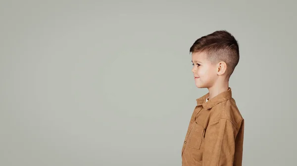 Lächelnder Kleiner Europäischer Junge Der Den Leeren Raum Blickt Isoliert — Stockfoto