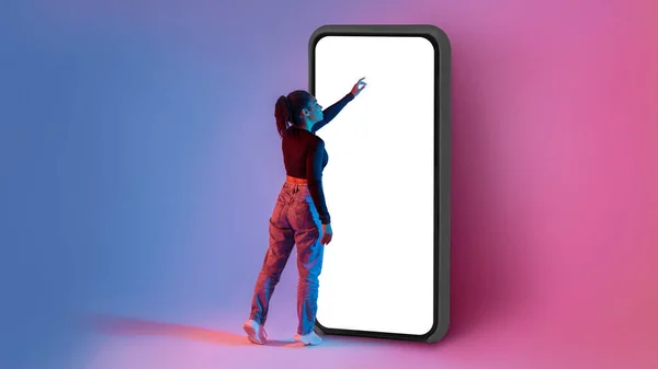 Снимок Полный Рост Черной Леди Касающейся Экрана Огромного Смартфона Цветном — стоковое фото