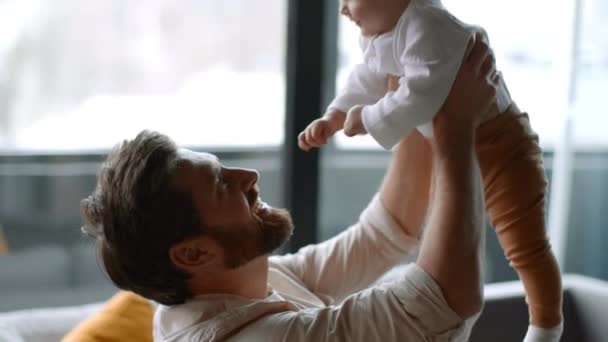 Felicidad Paternidad Joven Hombre Cariñoso Jugando Con Adorable Hija Bebé — Vídeo de stock