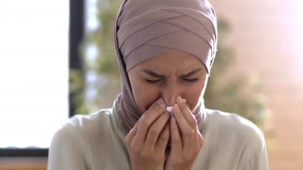 近照年轻生病的中东女士身患过敏发作的头像 把鼻孔吹入纸巾 腾出空间 — 图库视频影像