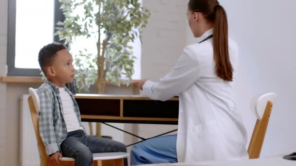 Barneklinikken Ung Vennlig Kvinnelig Lege Som Måler Kroppstemperaturen Til Søt – stockvideo
