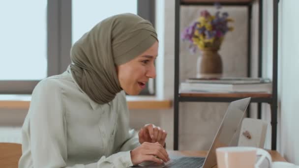 Lyckade Affärsförhandlingar Ung Glad Mitten Påsk Kvinna Bär Hijab Chatta — Stockvideo
