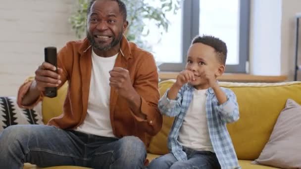 Aile Hobisi Duygusal Afrikalı Amerikalı Çocuk Babasıyla Maç Seyrediyor Birlikte — Stok video