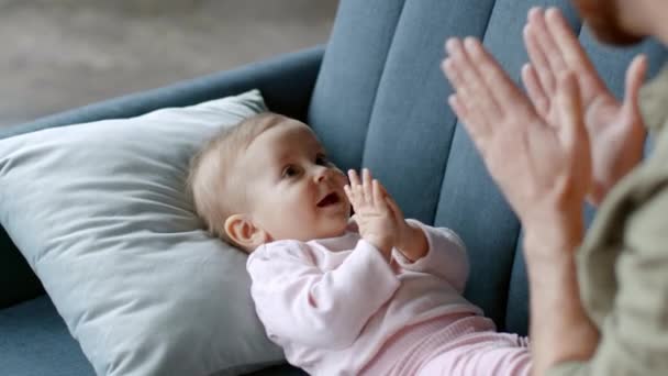 Spädbarnsunderhållning Söt Liten Flicka Ligger Soffan Och Klappar Händer Älskar — Stockvideo