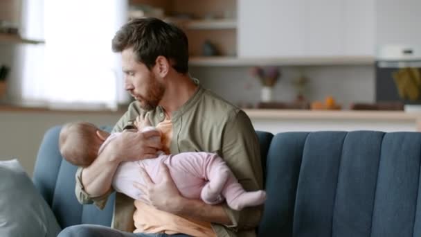 Dificultades Paternidad Padre Desesperado Tratando Calmar Hija Llorando Nerviosa Niña — Vídeos de Stock