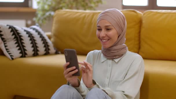 Comunicación Por Internet Joven Feliz Señora Oriente Medio Usando Tela — Vídeos de Stock