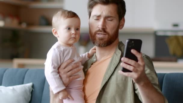 Comunicação Familiar Distância Jovem Carregando Sua Filha Bebê Mãos Vídeo — Vídeo de Stock