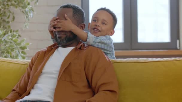 Aile Eğlencesi Neşeli Afrikalı Amerikalı Adam Evdeki Kanepede Dinleniyor Tatlı — Stok video