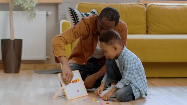 Розвиток Ранніх Дітей Догляд Афроамериканським Батьком Навчає Свого Маленького Сина — стокове відео