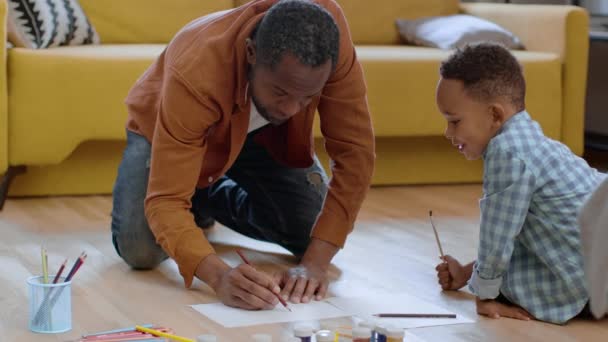 Terapia Artística Casa Lindo Niño Afroamericano Papá Dibujando Juntos Creando — Vídeo de stock