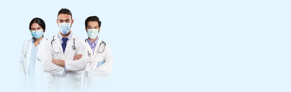 Sokszínű Többnemzetiségű Egyenruhás Orvosi Munkások Védőruhás Maszkok Fehér Háttér Felett — Stock Fotó