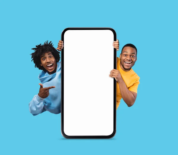 Två Glada Svarta Män Som Håller Big Blank Smartphone Och — Stockfoto