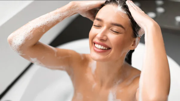 Wesoła Kobieta Mycie Włosów Stosowanie Szamponu Korzystanie Kąpieli Zamkniętymi Oczami — Zdjęcie stockowe