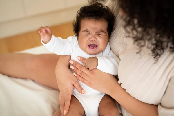 Kochająca Młoda Afroamerykanka Trzyma Się Ramionach Uspokaja Płacz Słodkiego Dziecka — Zdjęcie stockowe