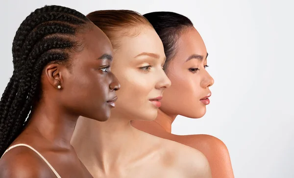 Krásné Multietnické Mladé Ženy Pózující Nahé Bílém Pozadí Studia Tři — Stock fotografie