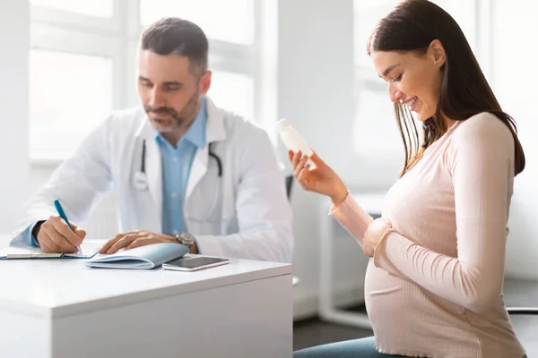 Koncept Těhotenství Léků Doktor Předepisuje Prášky Pro Mladou Těhotnou Ženu — Stock fotografie