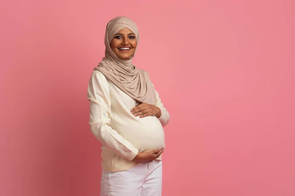 Beautiful Young Pregnant Muslim Woman Hijab Embracing Belly Looking Camera — Stok Foto