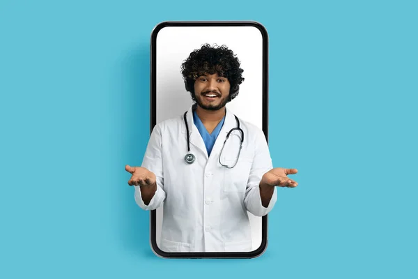 가운을 잘생긴 인도인 의사가 온라인으로 환자와 의사와 스마트폰 콜라주 스튜디오 — 스톡 사진